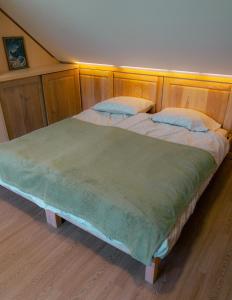 1 dormitorio con 2 camas individuales y paneles de madera en Country Retreat, Near Ljubljana City, Apartma na vasi, blizu mesta Ljubljana en Medvode