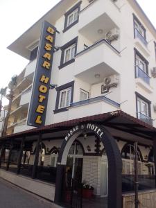 un edificio con una señal de hotel delante de él en Basar hotel, en Erdemli