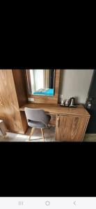 escritorio con silla y ventana en una habitación en Basar hotel, en Erdemli