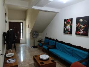 een woonkamer met blauwe banken en een tafel bij La casa de Luna in Puerto Vallarta