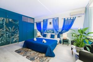 - une chambre avec un lit bleu et des rideaux bleus dans l'établissement Lake Apartment 4, à Bissone