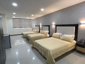 a bedroom with two beds in a room at PALMAR CENTER in El Guabo