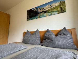 1 dormitorio con 2 camas con almohadas y una foto en la pared en Ferienwohnung an der Traun, en Bad Aussee