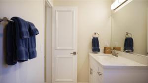 Ένα μπάνιο στο Walk To Beach And Heated Salt Water Pool +54 φωτογραφίες