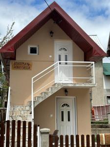 una pequeña casa con una escalera en la parte superior en Studio apartmani Anastasija, en Žabljak