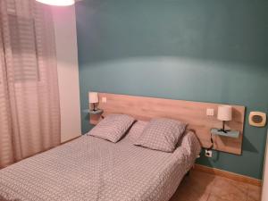 Villa individuelle 8 personnes clim, internet في لو باركار: غرفة نوم مع سرير مع وسادتين