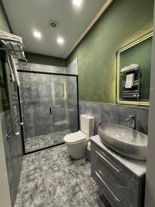 Bathroom sa Liberta Hotel Baku