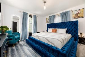 1 dormitorio con 1 cama azul y 1 sofá azul en Casa Del Exotique Walk Everywhere AC Beach, en Traverse City