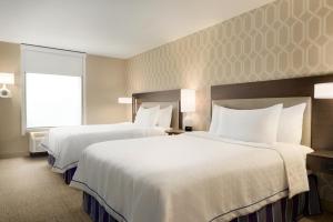 Home2 Suites By Hilton Menomonee Falls Milwaukee客房内的一张或多张床位