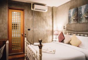 um quarto com uma cama e ar condicionado em House Of Passion Amphawa em Amphawa