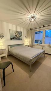 - une chambre avec un lit et un lustre dans l'établissement Helle Wohnung mit Terrasse, à Osnabrück
