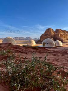 een uitzicht op een woestijn met koepelvormige observatoria bij Rum Bright Moon Camp in Wadi Rum