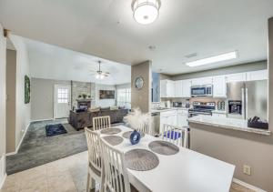 uma cozinha e sala de estar com mesa e cadeiras em 4 Bedroom Suburban Dream House - SeaWorld-6Flags-MedCenter - Sleeps 10 em San Antonio