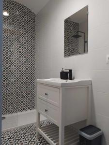 ein Badezimmer mit einem weißen Waschbecken und einem Spiegel in der Unterkunft La Florida Catalina House in Orihuela