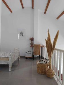 Ein weißes Zimmer mit einem Bett, einem Tisch und einem Tisch. in der Unterkunft La Florida Catalina House in Orihuela + 22 Fotos