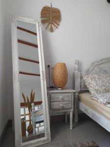 Un espejo en un dormitorio con una cama y una cómoda. en La Florida Catalina House, en Orihuela Costa