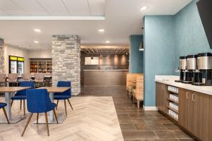 A kitchen or kitchenette at Home2 Suites By Hilton Cheyenne
