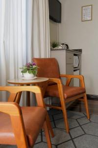 uma sala de estar com uma mesa e cadeiras e uma mesa e cadeiras em Hospedagem Tri-Best em Pomerode