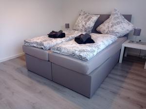 un lit avec deux sacs noirs en dessus dans l'établissement Work and Stay Sundern-Allendorf Modernisierte Unterkunft mit 5 Betten plus Schlafcouch mit Balkon, à Allendorf