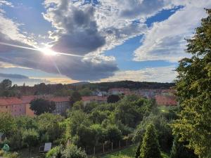 una vista de una ciudad con el sol en el cielo en Apartament A&S Widok w Wałbrzychu en Wałbrzych