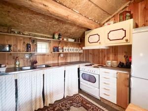 une cuisine avec des armoires en bois et un réfrigérateur blanc dans l'établissement 5 person holiday home in ÅSEDA, à Åseda