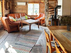 un salon avec un canapé et une table dans l'établissement 5 person holiday home in ÅSEDA, à Åseda