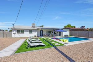 uma casa com uma piscina com espreguiçadeiras ao lado em Old Town Scottsdale Heated Pool em Scottsdale