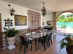 une salle à manger avec des tables et des chaises ainsi qu'une fenêtre dans l'établissement Esmeraldas Vivienda Rural, à Villacarrillo
