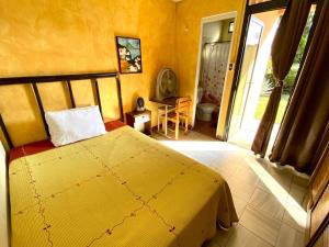 La AuroraにあるHOTEL IXBALANQUEの窓付きの部屋にベッド付きのベッドルーム1室があります。