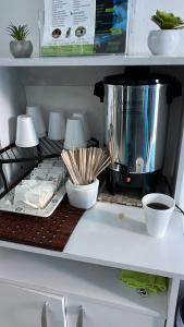 ein Küchenregal mit einem Mixer und anderen Gegenständen darauf in der Unterkunft HOTEL IXBALANQUE in La Aurora