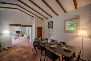 une grande salle à manger avec une table et des chaises dans l'établissement La Provence : Piscine, Tennis, Cinéma & Plus, à Roquefort-les-Pins