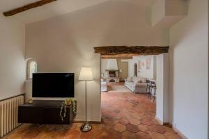 un salon avec une télévision et un salon dans l'établissement La Provence : Piscine, Tennis, Cinéma & Plus, à Roquefort-les-Pins