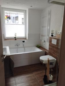 Ένα μπάνιο στο Ferienwohnung Hohenberg