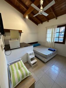 um quarto com uma cama e uma ventoinha de tecto em Arguibel 2833 em Buenos Aires