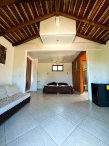 Un dormitorio con una cama y un sofá en una habitación. en Posada Aketzalli Mazunte, en Mazunte
