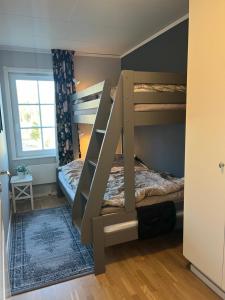 a bunk bed in a room with two bunk beds at Rämsbyns fritidsby, nära Romme Alpin in Idkerberget