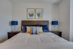 ein Schlafzimmer mit einem großen weißen Bett mit zwei Lampen in der Unterkunft New East Nash - King Bed Short Drive to Dwntwn in Nashville