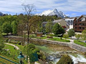 a city with a river and a mountain in the background at Ferienwohnung an der Traun in Bad Aussee