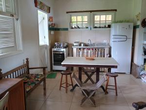 kuchnia ze stołem i białą lodówką w obiekcie Casa Verde w mieście Areal