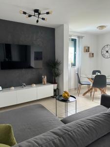 uma sala de estar com um sofá e uma mesa em Apartment Mare em Čunski