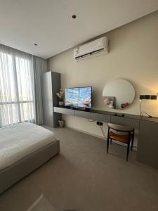 - une chambre avec un lit, un miroir et un lavabo dans l'établissement Studio Al Malqa , Prime location, Self Check-in, à Riyad