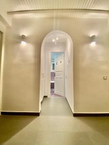 an empty hallway with an archway in a room at Beautiful apartment in Mykonos town ! in Mýkonos City