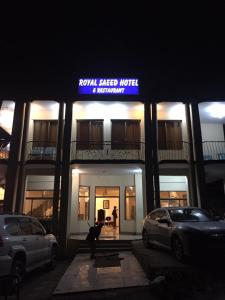 ナランにあるRoyal Saeed Hotelの建物の前に車が駐車されている