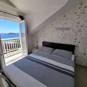 1 dormitorio con 1 cama y vistas al océano en Apartments Kutlic, en Cavtat