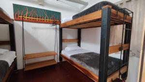 kilka łóżek piętrowych w pokoju w obiekcie Popichi Hostel w mieście Villa de Leyva