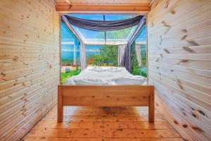 een bed in een kamer met een raam bij Villaggio Mirzaani Resort in Sighnaghi