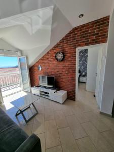 TV a/nebo společenská místnost v ubytování Apartments Kutlic