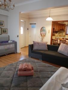 ein Wohnzimmer mit einem Sofa und einem Tisch in der Unterkunft Margaritas Cottage in Nafplio