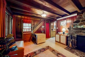 Η κουζίνα ή μικρή κουζίνα στο Sandy River Cabin