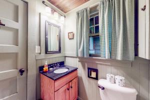 Ένα μπάνιο στο Sandy River Cabin +25 φωτογραφίες